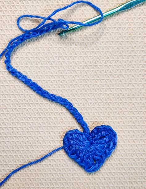 Raji's Craft Hobby: How To Crochet a Heart Bookmark Last Minute Valentine's Day Gift Idea Crochet Valentine Bookmark, Crochet Heart Chain Free Pattern, Quick Crochet Bookmark Free Pattern, Crochet Heart Bookmark Pattern, Heart Bookmark Crochet Free Pattern, Quick Crochet Bookmark, Crochet Heart Bookmarks Free Patterns, Bookmarks Crochet Free Pattern, Simple Crochet Bookmark