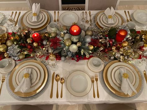 Holiday Tablescapes Christmas, Christmas Table Deco, Hosting Christmas Dinner, Ward Christmas Party, Luxury Christmas Decor, Christmas Party Table, Winter Holiday Decorations, Christmas Dining Table, Christmas Dinner Table