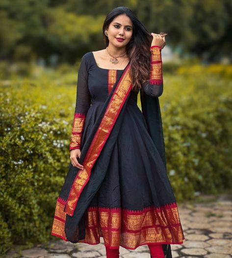 AVANTIKA 🌸 Embrace the timeless elegance of this black cotton dress with a striking reddish maroon border! Perfect for any occasion, its breathable fabric ensures comfort, while the vibrant zari border adds a touch of sophistication. CODE: LK275 Price : Rs 2950 +$ Dupatta fabric: cotton NOTE: PANT IS NOT INCLUDED . Anarkali length: 47 inches. (Additional charges applicable for full length customisation ) #labelkamra #onlineshopping #shoponline #lehenga #cottondress #dress #dresses #... Black Dress With Dupatta, Black Anarkali Dress, Upcycle Dress, Plain Blouse Designs, Simple Frock, Army Wallpapers, Frock Models, Black Anarkali, Anarkali Churidar