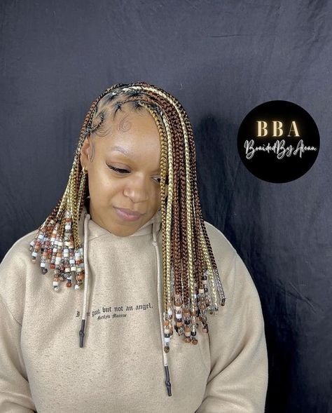 How to Mixed Colour Braids & 25 Cute Mixed Colour Braids Hairstyles Short Braids W Beads, Hair Colour Combos Braids, Color Combos For Hair, Short Knotless Braids With Beads Color, 2 Colour Braids, Knotless Color Combo, Mixed Colour Braids, Ghana Hairstyles, Braid Color Combos