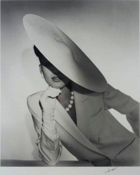 Cappello vintage 1983 Topi Vintage, Horst P Horst, Mode Editorials, Glamour Vintage, Look Retro, Retro Mode, Wearing A Hat, Moda Vintage, Beautiful Hats