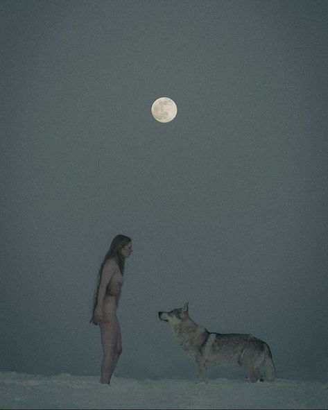 Wild Moon, She Wolf, Season Of The Witch, Wild Woman, Witch Aesthetic, Trik Fotografi, Ethereal Art, Aesthetic Photography, Full Moon