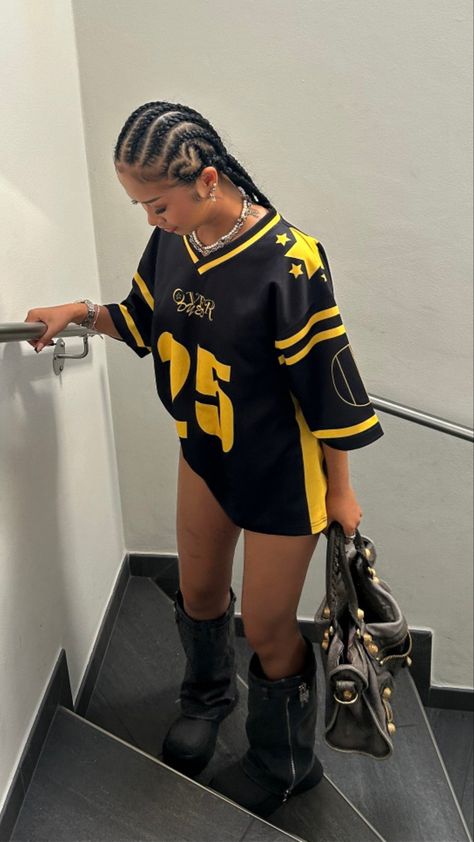 Nba Games Outfits Black Women, Atlanta Hawks Outfit Women, Baddie Rockstar Outfits, Sixers Game Outfit, Vest And Button Up Outfit, Michigan Dunks Outfit Woman, Raising Kanan Outfits, Wags Outfits Football, Baddie Black Women Outfits