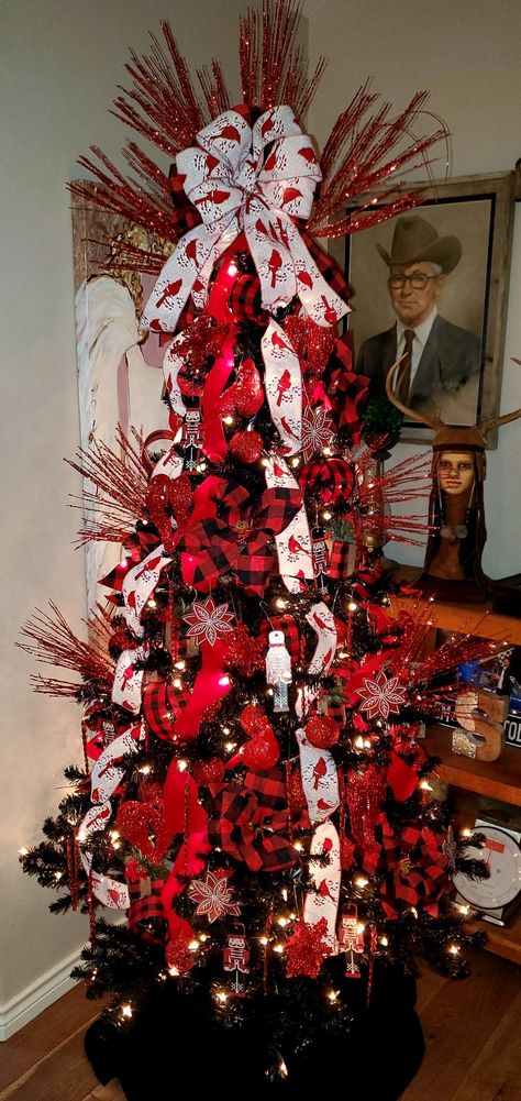 Redbird Christmas Tree, Red Bird Christmas Tree Ideas, Cardinal Themed Christmas Tree, Cardinal Christmas Tree Ideas, Red Bird Christmas Tree, Black And Red Christmas Tree, Cardinal Christmas Tree, Black And Red Christmas, Cardinal Tree