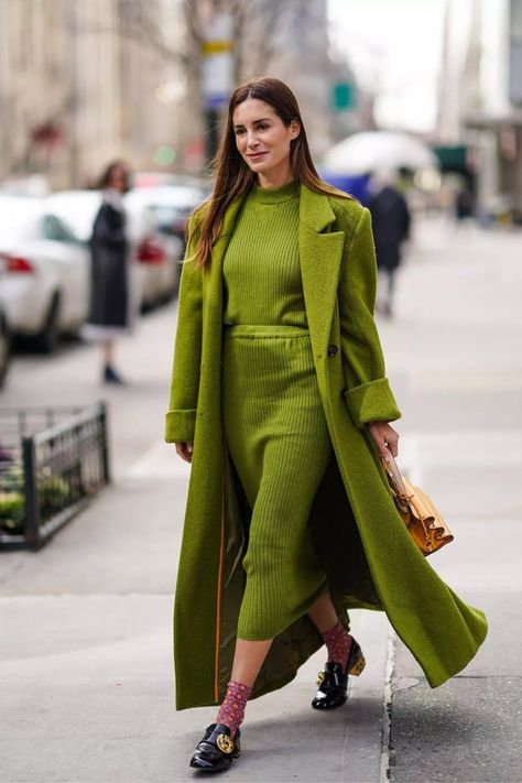 Street Style New York, Monochromatic Fashion, Street Style Fall Outfits, Monochromatic Outfit, Monochrome Fashion, Sweater Trends, Green Outfit, Green Coat, Warm Outfits