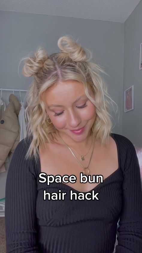 Double Space Buns Half Up, Half Up Mini Buns, Small Buns Hairstyles Half Up, Space Buns For Thinner Hair, Mini Space Buns Tutorial, 2 Bun Half Up Half Down, Eras Tour Hairstyle Ideas, Eras Tour Hair Styles, Half Up Half Down Space Buns Tutorial