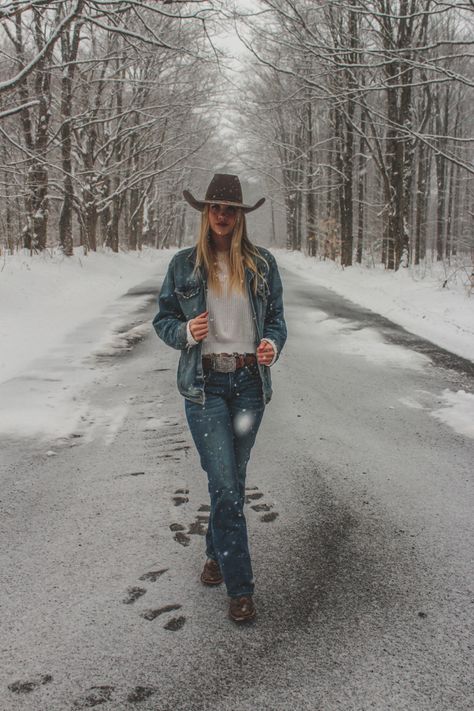 Cowgirl Pictures Ideas, Western Photoshoot Ideas Winter, Winter Cowgirl, Cowgirl Style Outfits Winter, Western Winter Photoshoot, Western Snow Photoshoot, Winter Western Photoshoot, Cowgirl Winter Photoshoot, Punchy Senior Pictures