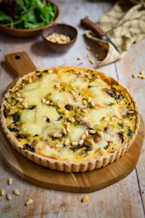 Quiche aux blettes et aux champignons de Paris Recipe Girl, Food Stamps, Cookie Do, Food Blogs, Meat Dishes, Christmas Dinner, Bread Recipes, Food Blogger, A Food