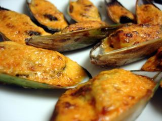 Monster Munching: Baked Mussels in Dynamite Sauce New Zealand Mussels Recipe, Dynamite Mussels Recipe, Dynamite Sauce, Dynamite Recipe, Baked Mussels, Green Mussels, Kewpie Mayo, Mussels Recipe, Seafood Dishes