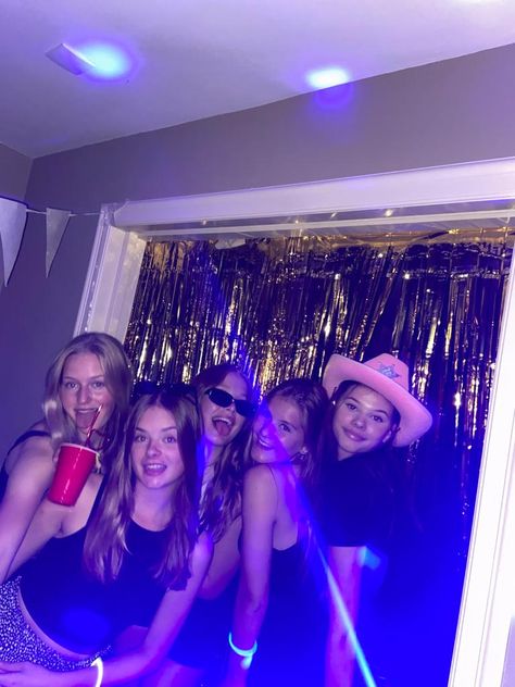 18th Birthday Party Pictures, Teenage Birthday Party Aesthetic, Red Cup Party, Teenage Birthday Party, Teenage Parties, Purple Birthday Party, Sweet Sixteen Birthday Party Ideas, 17th Birthday Ideas, Cowboy Life