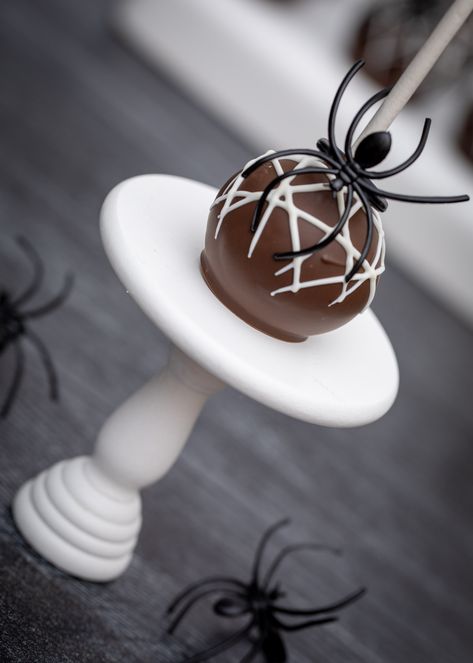 Learn how to make these Easy DIY Spiderweb Cake Pops for Halloween! Halloween Cake Pop Recipes, Halloween Cake Balls, Diy Spiderweb, Halloween Cakes Diy, Spiderweb Cake, Spider Web Cake, Spider Cake, Spooky Cake, Cake Pop Designs