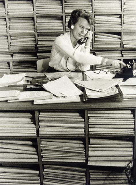 Vintage Office Assistant: 32 Pictures of Secretaries From Before the 1970s ~ Vintage Everyday Woman On Phone, Office Culture, Office Assistant, Retro Office, Historical Objects, Getty Museum, British Invasion, Personal Assistant, Vintage Office