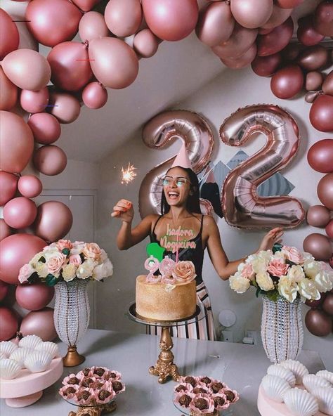 22 Birthday Decorations, 25th Birthday Ideas For Her, 21st Birthday Girl, 18th Birthday Decorations, 21st Bday Ideas, 21st Birthday Decorations, Birthday Ideas For Her, Gold Birthday Party, Birthday Balloon Decorations