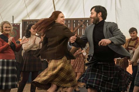 Fashion Inspired by Outlander [Season 4] - College Fashion Brianna And Roger, Outlander Show, Scottish Festival, Outlander Knitting, Outlander Season 4, John Bell, Richard Rankin, Starz Tv Series, Outlander Claire