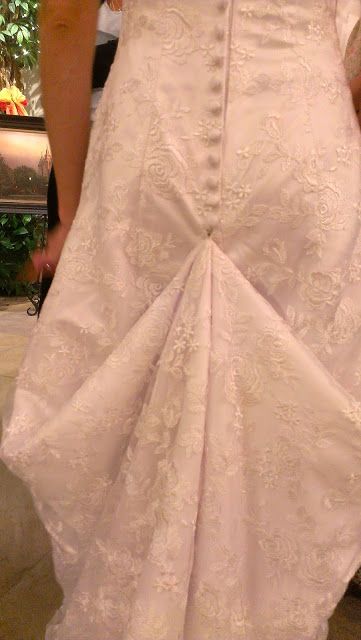 Diy Wedding Dress Bustle, Bustle A Wedding Dress, Wedding Dress Train Bustle, Wedding Gown Bustle, Dress Bustle, Ideas Bodas, Wedding Dress Bustle, Princess Bridal Gown, Wedding Dress Alterations