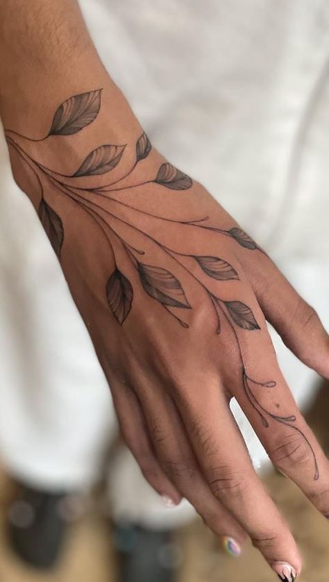 Wrist Hand Tattoo, Sacred Geometry Tattoos, American Traditional Tattoo Design, Fist Tattoo, Tattoo Main, Tattoos Dotwork, Traditional Hand Tattoo, Floral Back Tattoos, Sunset Tattoo