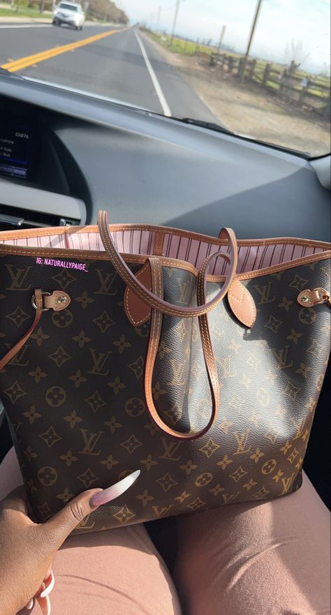 Lv Neverfull Aesthetic, Neverfull Aesthetic, Lv Tote Bag, Louis Vuitton Tote Bag, Lv Tote, Tote Bag Outfit, Lv Neverfull, Macbook Bag, Pretty Tote Bags