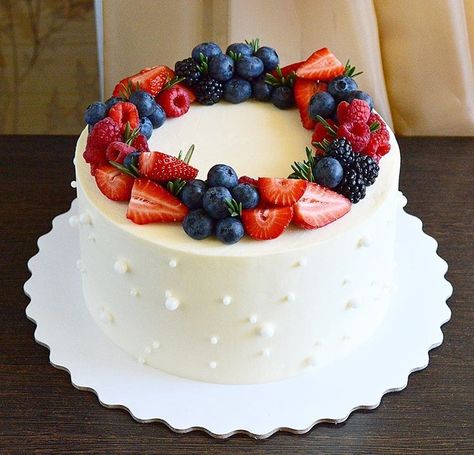 Cake Decorating Fruit Ideas, Cake Decorating Ideas With Fruit, Fruit On Cake Decoration, Fruit Cake Decoration Birthday, Cakes With Fruit Decoration, Simple Fruit Cake Design, Birthday Cake With Fruit Decoration, Cake Decorating With Fruit, Birthday Cake Fruit Decoration