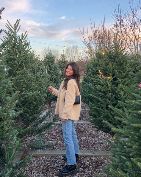 Christmas Tree Photoshoot, Christmas Tree Farm Pictures, Viviane Audi, Tree Farm Photo Shoot, Christmas Tree Shopping, Winter Senior Pictures, Christmas Tree Farm Photos, Ootd Poses, Farm Clothes