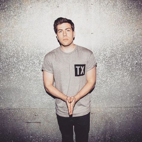 Hoodie Allen | 28 Underrated Musical Artists You Should Be Listening To Right Now Hoodie Allen, Twenty One Pilots, Twenty One, Concert Outfit, Music Artists, The Twenties, Music Videos, Right Now, Musical