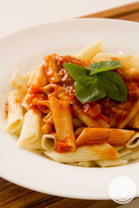 Receita de Penne ao Pomodoro - prepare um clássico simples e delicioso na sua casa! #receitas Red Curry, Thai Red Curry, Spaghetti, Ethnic Recipes