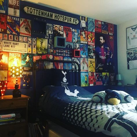 Tottenham Hotspur Bedroom, Tottenham Bedroom Ideas, Teenage Football Bedroom, Football Bedroom Aesthetic, Football Theme Bedroom, Football Themed Room, Movie Bedroom, Football Room, Football Rooms