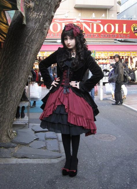 Such cute gothic fashion Black Gothic Petticoat For Cosplay, Pink Gothic Dresses With Ruffles, Gothic Ruffled Dress For Cosplay, Gothic Ruffled Petticoat, Mysterious Things, Dark Beauty Fashion, Period Fashion, Goth Outfit Ideas, Gothic Mode