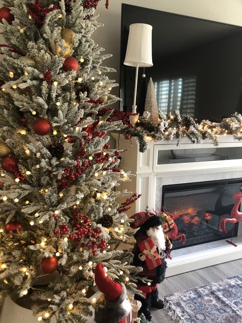 Christmas Tree Red Aesthetic, Red Flocked Christmas Tree, Diy Christmas Decorations Outdoor, Red Christmas Tree Decor, Vintage Christmas Tree Ideas, Christmas Tree Ideas Red, Christmas Tree Ideas 2023, Wallpaper Aesthetic Christmas, Chritsmas Tree