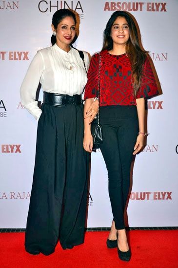 Sridevi with daughter Jhanvi Kapoor Sridevi Kapoor, Khushi Kapoor, Janvi Kapoor, Jhanvi Kapoor, Pakistani Formal Dresses, Indian Designer Suits, Janhvi Kapoor, Casual Wear Dress, Fitness Outfits