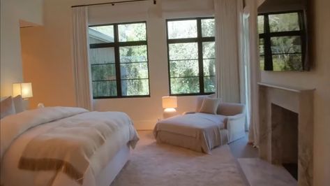 Khloe Kardashian Bedroom, Kardashian Bedroom Decor, Khloe House, Kardashian Bedroom, Kardashians House, Modern Teen Bedrooms, Khloe Kardashian House, Kim House, Kardashian Home