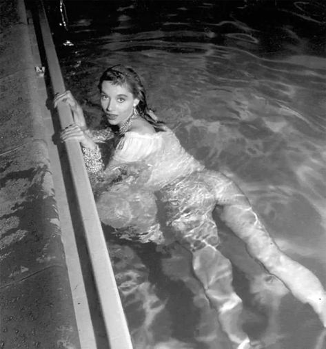 Vikki Dougan: The provocative model who was once known as “The Back” of Hollywood, 1950s-1960s - Rare Historical Photos Vikki Dougan, Life Magazine Photos, Rare Historical Photos, Classic Actresses, Vintage Glam, Second Best, Vintage Pinup, Life Magazine, Aquaman