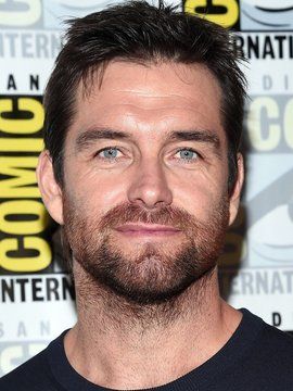 Antony Starr is a New Zealand television actor best known for his dual role as twins Jethro and Van West in New Zealand's hit comedy/drama Outrageous Fortu Lucas Hood, Anthony Starr, Outrageous Fortune, Antony Starr, Superhero Stories, Social Media Services, Hollywood Actor, Hair Inspiration, New Zealand