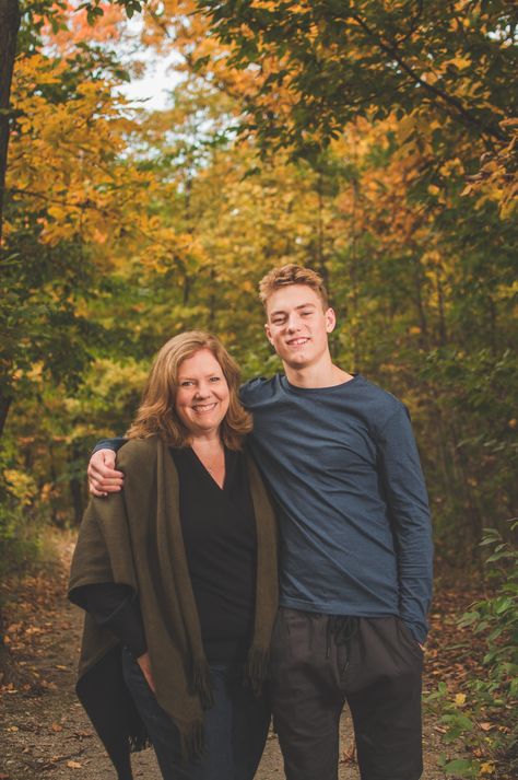 Mom And Grown Son Photo Ideas, Mother Older Son Photos, Teenage Son And Mom Pictures, Mother And Adult Son Photoshoot, Mom Son Daughter Photo Shoot, Mother Teenage Son Photoshoot, Mother Teen Son Portraits, Mom And Son Senior Pictures, Mother Son Senior Picture Ideas