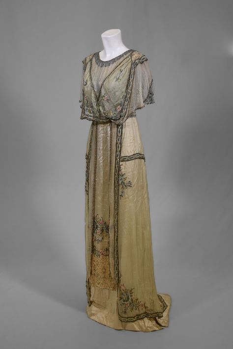 C. 1912 Evening Gown with Intricate Floral Decal and Beadwork - New Canaan Museum and Historical Society Jacques Doucet, Gaun Abad Pertengahan, Fashion 1910, 1900s Fashion, 1910s Fashion, Edwardian Dress, 20th Century Fashion, Old Dresses, Antique Dress