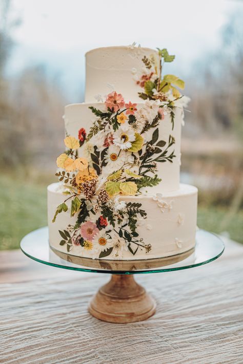 Wild Flower Wedding Cake, Wild Flower Wedding, Flower Wedding Cake, Alfresco Wedding, Wildflower Wedding Theme, Dream Wedding Cake, Simple Wedding Cake, Future Wedding Plans, Wedding Cake Inspiration