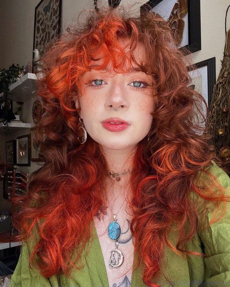 2 Highlights In Front Of Hair, Cool Hair Color For Curly Hair, Hair Colors For Curly Hair Ideas, Dark Red Hair Color Ideas For Brunettes, Red Hair On Curly Hair, Peach Curly Hair, Colored Curly Hair Ideas, Curly Hairstyles Color, Chunky Colored Highlights