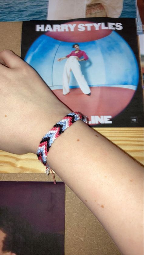 Harry Styles Friendship Bracelet Pattern, Harry Styles Bracelet Pattern, Harry Styles Bracelet Ideas, Harry Styles Friendship Bracelet, Harry Styles Bracelets, Harry Styles Jewelry, Brazilian Bracelet, Harry Styles Fine Line, Harry Styles Memes