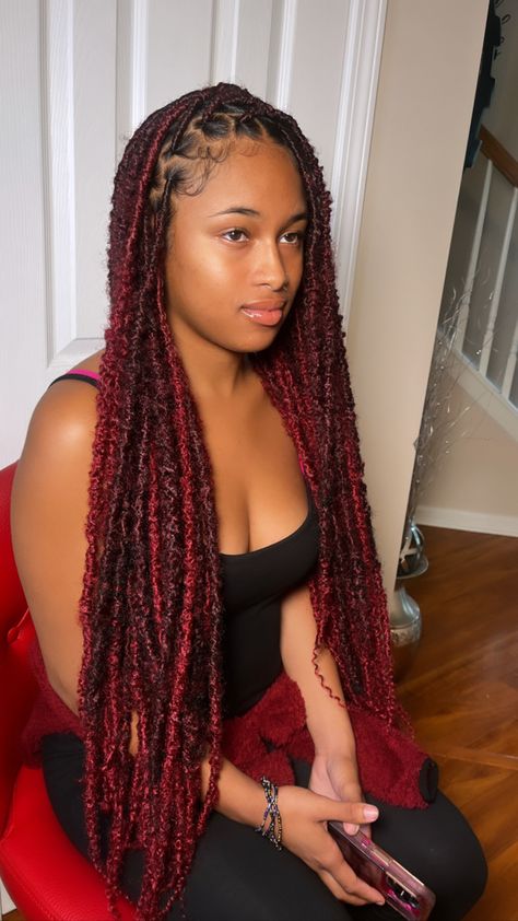 Wine Red Hair Styles, Soft Locs With Red Peekaboo, Faux Locs Red And Black, Red Protective Styles On Black Women, Fall Locs Black Women, Black And Burgundy Soft Locs, Burgundy Butterfly Locs Black Women, Burgundy Protective Hairstyles, Burgundy Goddess Locs