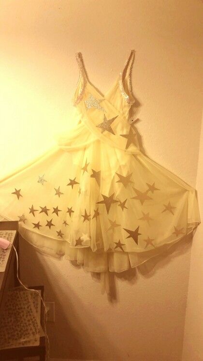 My DIY shooting star costume. Gold Star Costume, Christmas Star Costume, Star Goddess Costume, Diy Star Costume, Star Costume Diy, Star Costume Women, Star Costume For Kids, Nativity Star Costume, Shooting Star Costume