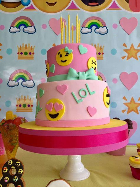 Delfi's Emoji birthday party | CatchMyParty.com Girls Emoji Birthday Party, Emoji Birthday Party Ideas, Emoji Cakes, Emoji Birthday Cake, Party Emoji, Emoji Ideas, 14th Birthday Party Ideas, Emoji Cake, Emoji Birthday Party