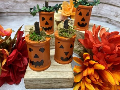 DIY Thread Spool Pumpkins - The Crafty Decorator Crafts With Thread Spools, Sewing Spool Crafts, Wooden Thread Spool Ideas Diy Projects, Sewing Bobbins Crafts, Small Spool Ideas, Spool Crafts Wooden, Wood Thread Spool Ideas, Wooden Thread Spool Ideas, Thread Spools Repurposed