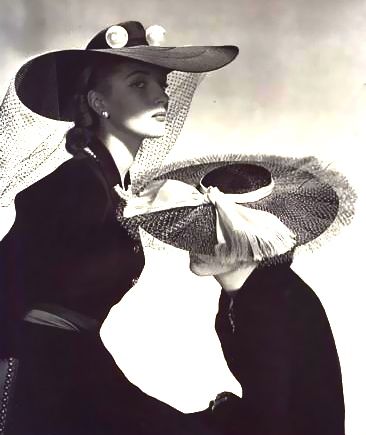 Modelli cappelli 1942 Horst P Horst, 1940s Hats, Spring Hats, Vintage Millinery, Peter Lindbergh, Vintage Fashion Photography, 1940s Fashion, Moda Vintage, Beautiful Hats