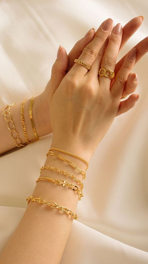 Stylish Jewelry Accessories, Fancy Jewelry Necklace, Fancy Jewellery Designs, Jewelry Set Design, Gold Jewelry Stores, Gold Rings Fashion, Gold Jewelry Simple, Gold Fashion Necklace, Gold Bangles Design