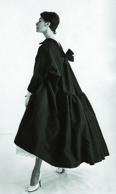 Legendary Fashion Innovator Cristóbal Balenciaga Proves Black Is Anything But Basic - Saratoga Living Balenciaga Dress, Cristobal Balenciaga, Balenciaga Fashion, Simply Fashion, Cristóbal Balenciaga, Richard Avedon, Balenciaga Black, Folk Dresses, Vintage Couture