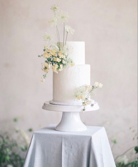 Wedding Cake With Flowers, Cake With Flowers, Rustic Wedding Ceremony, Rustic Wedding Reception, Rustic Wedding Inspiration, Cake Photography, White Wedding Cakes, Simple Wedding Cake