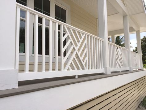 Screened Porch Railing, Porch Railing Ideas, Veranda Railing, Porch Railing Designs, Wood Deck Railing, Digital Workspace, Front Porch Railings, Railing Designs, Patio Railing