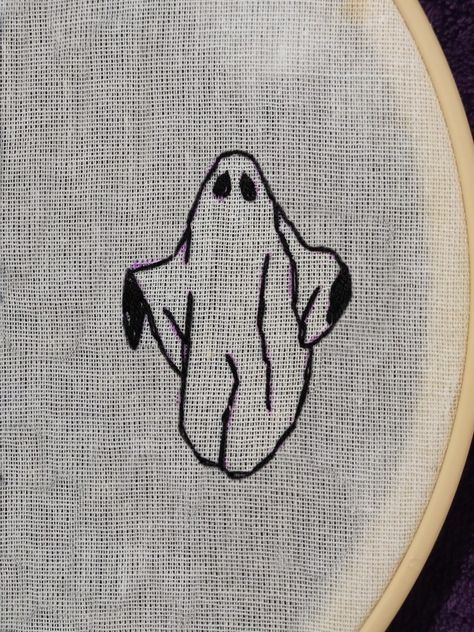 Bordado de um desenho de um fantasma Embroidery Designs Black And White, Embroidery On Hoodies Ideas, Embroidery Designs Shoes, Embroidery Halloween Designs, Grunge Embroidery Ideas, Ghost Embroidery Pattern, Cryptid Embroidery, Goth Embroidery Patterns, Embroidery Beginner Pattern