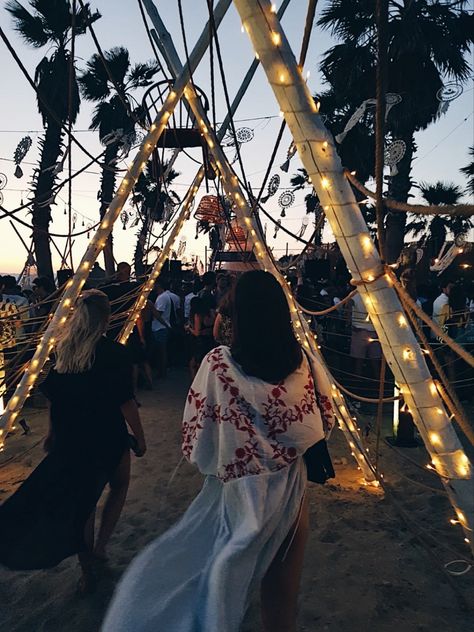 Tulum Music Festival, Tulum Party Aesthetic, Summer Beach Party Ideas, Beach Festival Aesthetic, Tulum Vibes Party, Beach Party Aesthetic Night, Summer Beach Party Aesthetic, Tulum Beach Party, Beach Party At Night