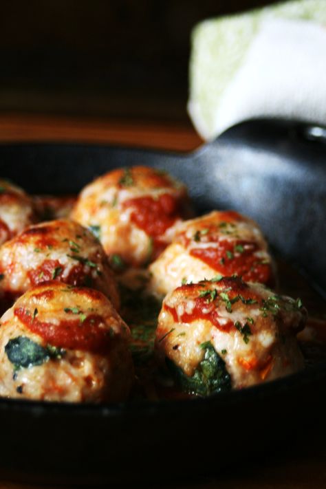 Baked Sun-Dried Tomato and Spinach Chicken Parmesan Meatballs Tomato And Spinach Chicken, Chicken Quick Dinner, Friday Night Dinner Ideas, Chicken Parmesean, Spinach Meatballs, Chicken Parmesan Meatballs, Spinach Chicken, Parmesan Meatballs, Chicken Ideas