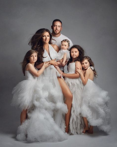 Royalty Family Photoshoot Ideas, Glam Family Photos, Glam Family Photoshoot, Family Portrait Photography Poses, Mother Daughter Photography Poses, Studio Maternity Shoot, Family Photo Studio, Family Studio Photography, Family Photoshoot Poses